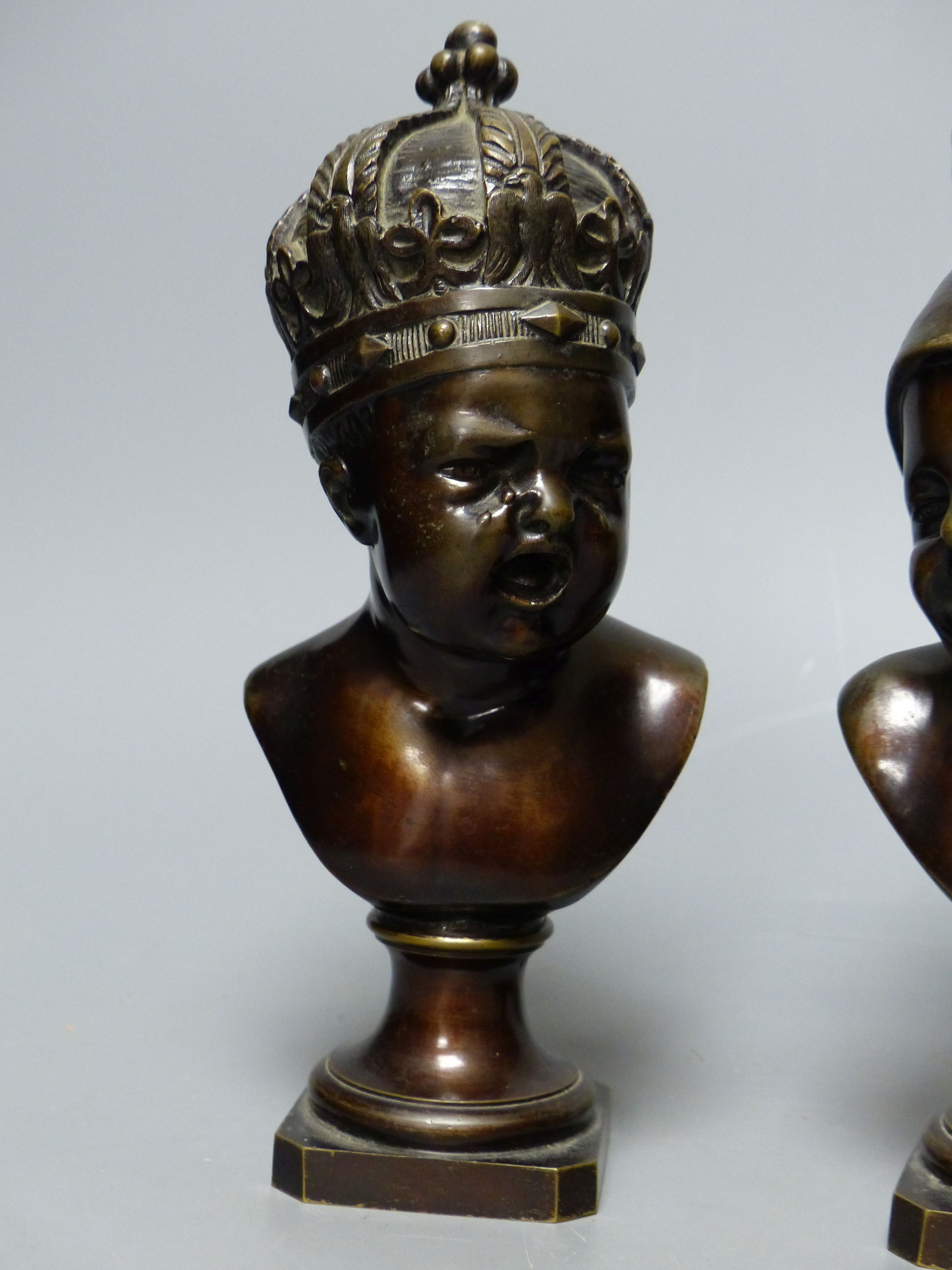 A small bronze bust of a child wearing a crown and another small bronze bust of a child, tallest - Image 3 of 5