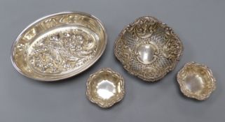 An Italian 8000 standard white metal oval bowl, 15.8cm, two small Birks sterling salts and a