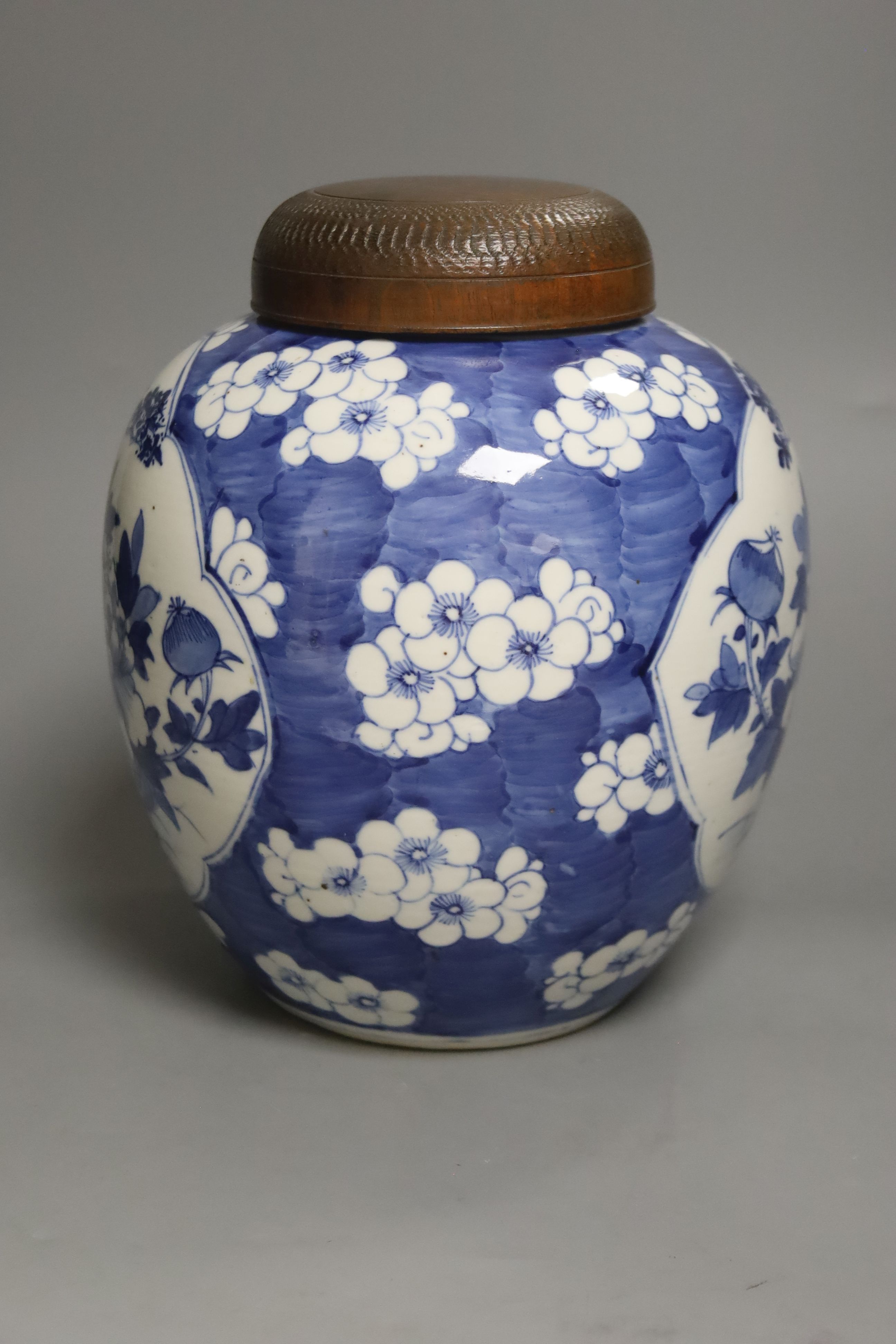A late 19th / early 20th century Chinese blue and white jar, with wooden cover, height 25cm - Image 2 of 5
