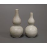A pair of Chinese Vungtao cargo white miniature double gourd vases, height 7cm