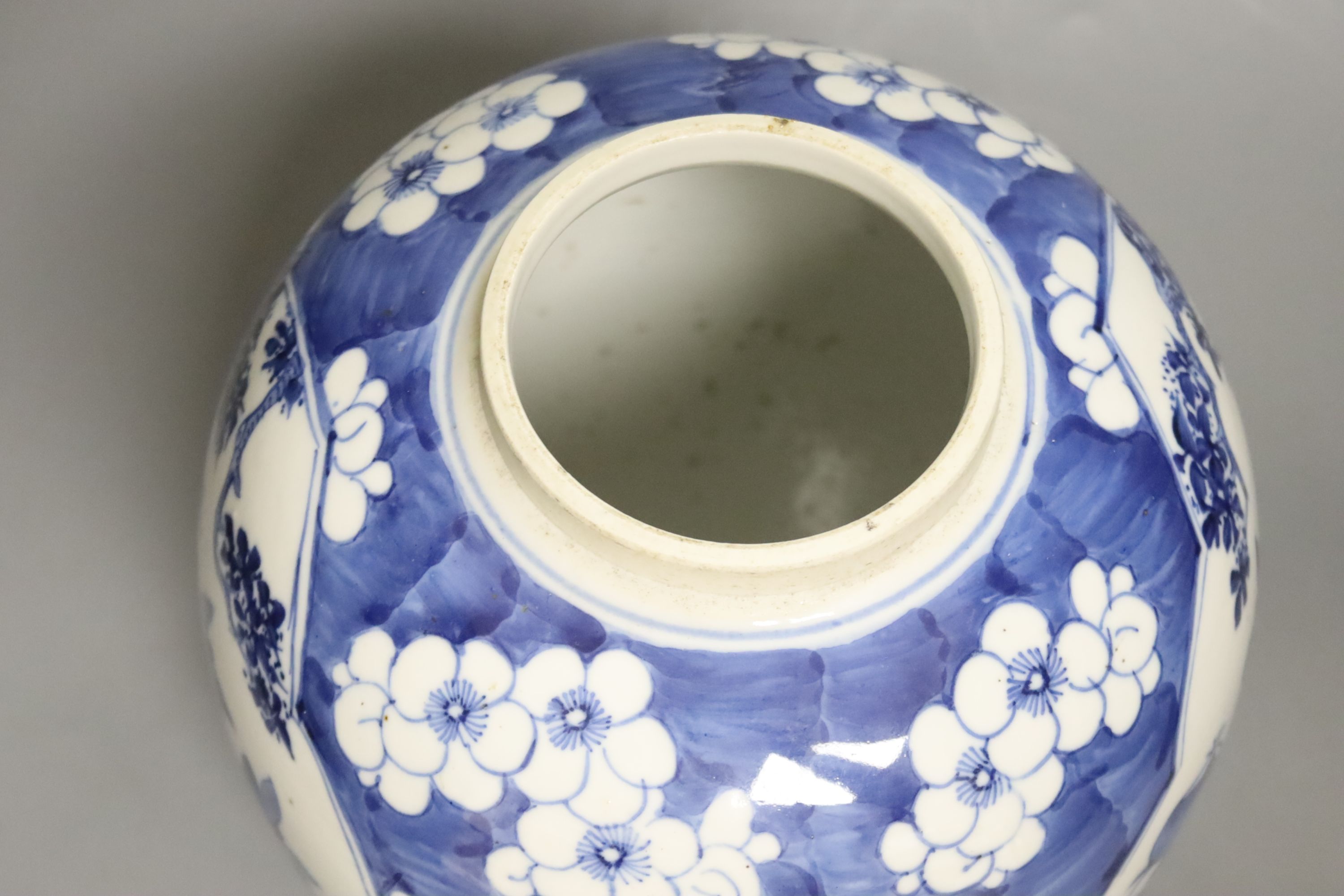 A late 19th / early 20th century Chinese blue and white jar, with wooden cover, height 25cm - Image 4 of 5