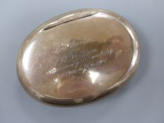An Edwardian silver oval tobacco box, with engraved inscription, Chester, 1905, 9.7mm, 94 grams.