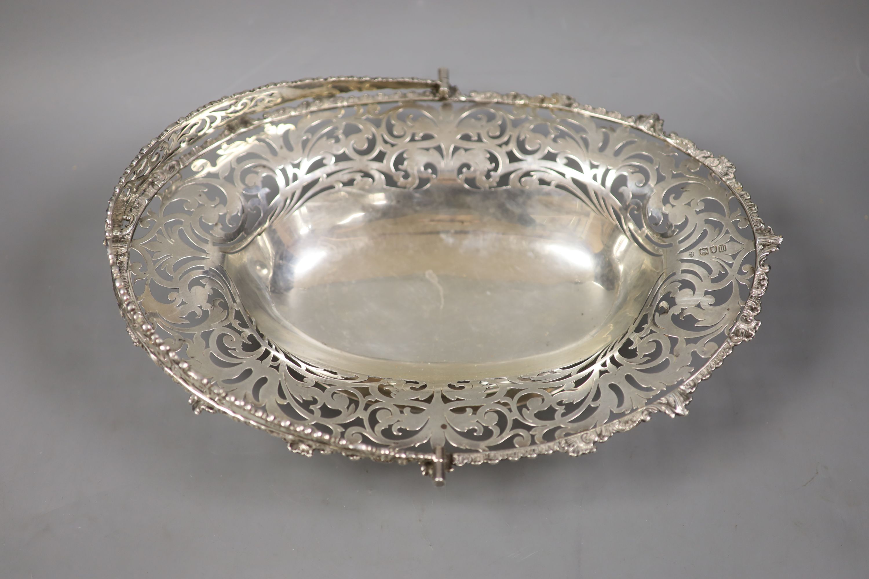 An Edwardian pierced silver oval cake basket, by Josiah Williams & Co, London, 1907, 35.2cm,25.5oz. - Image 2 of 4