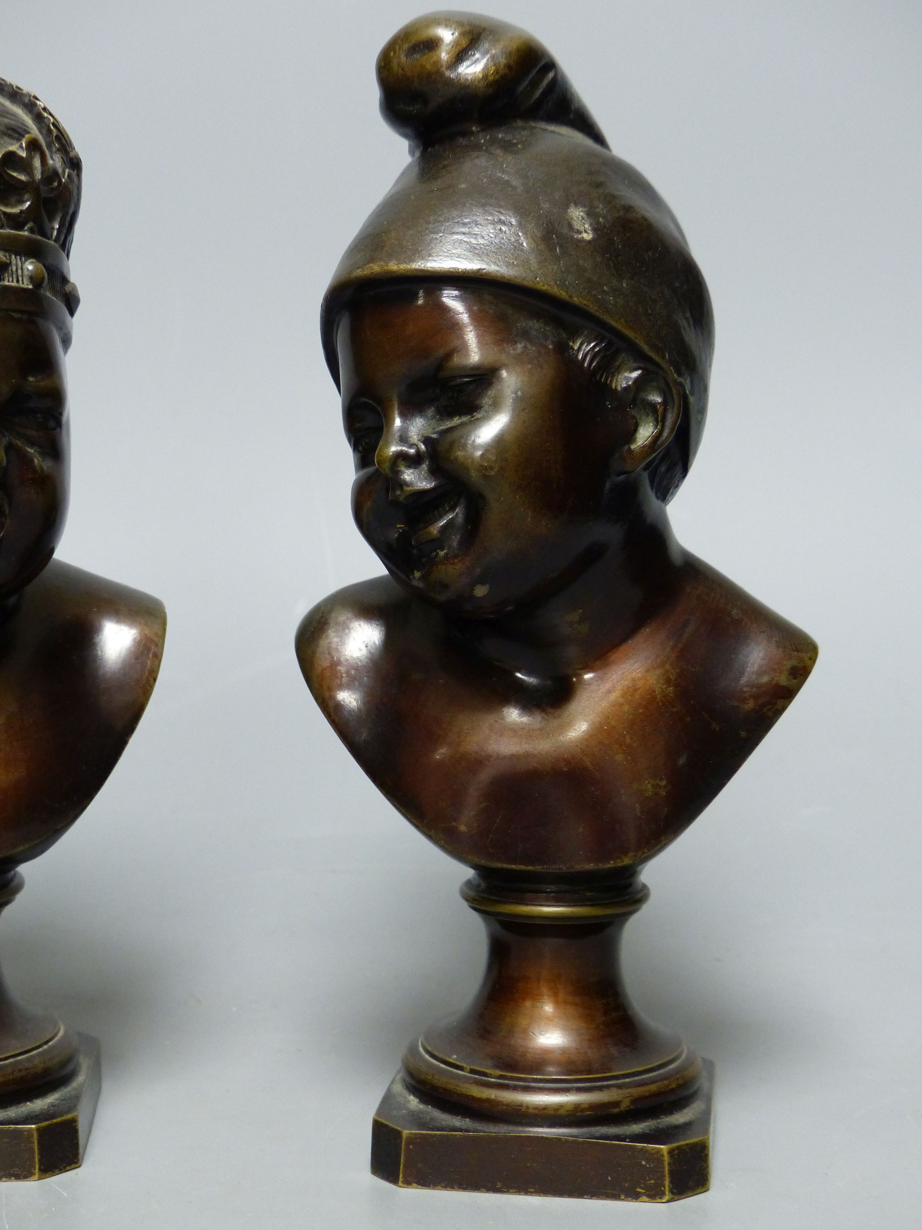 A small bronze bust of a child wearing a crown and another small bronze bust of a child, tallest - Image 4 of 5