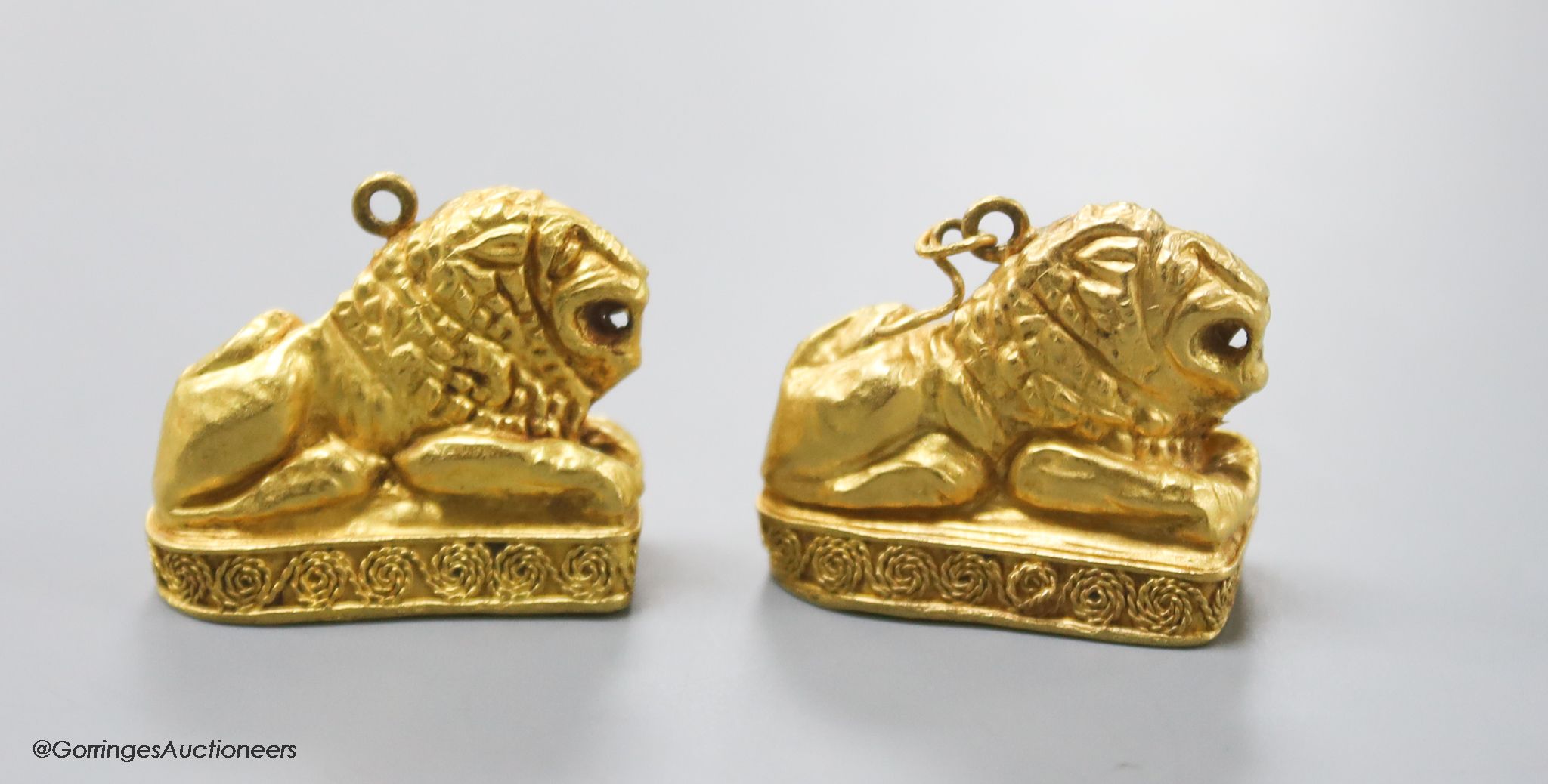 A pair of Etruscan style yellow metal recumbent lion pendant charms, 25mm, gross 11.1 grams. - Image 3 of 3