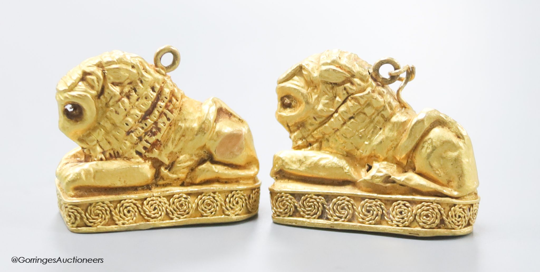 A pair of Etruscan style yellow metal recumbent lion pendant charms, 25mm, gross 11.1 grams. - Image 2 of 3