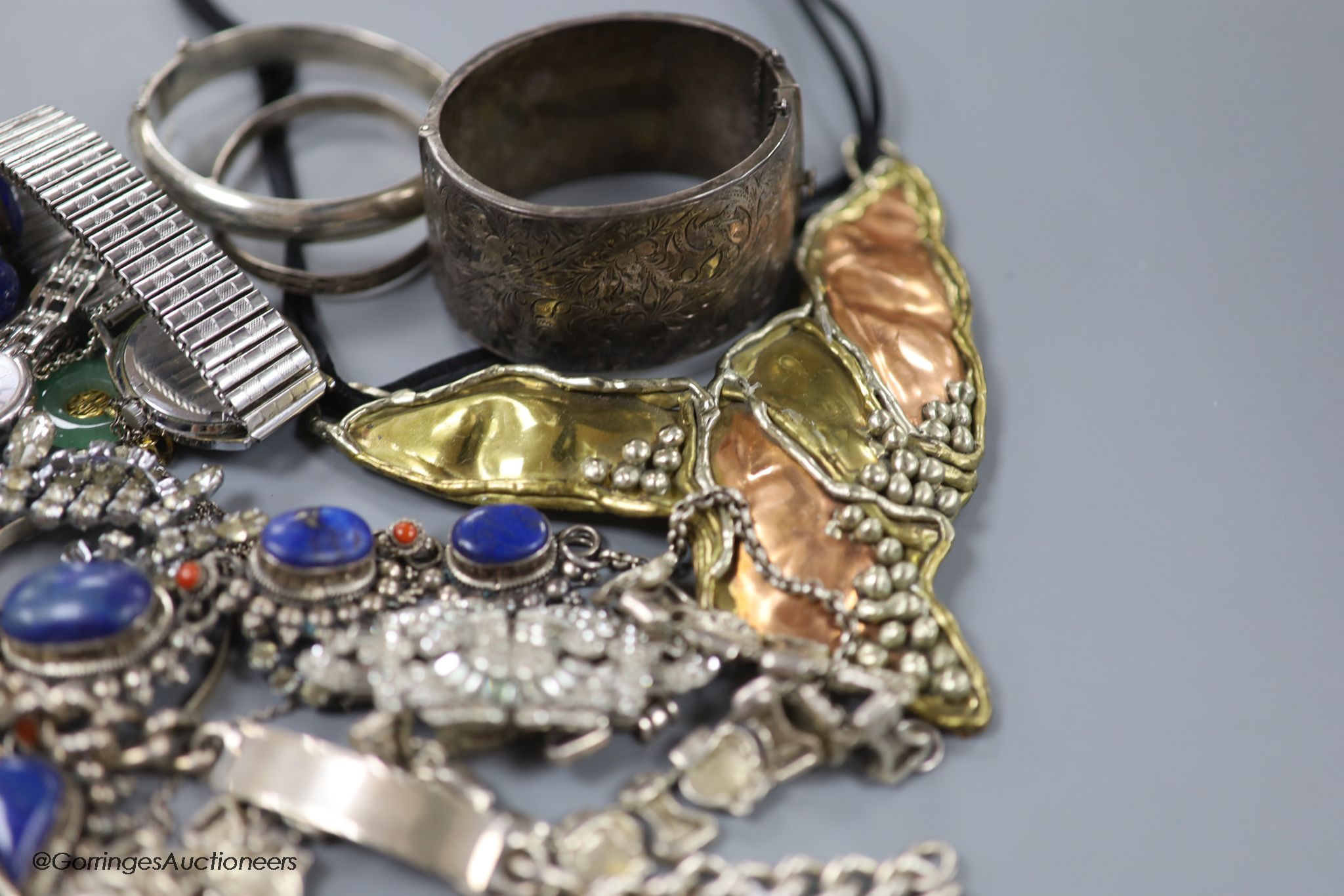 A collection of mixed silver and other costume jewellery. - Image 4 of 4