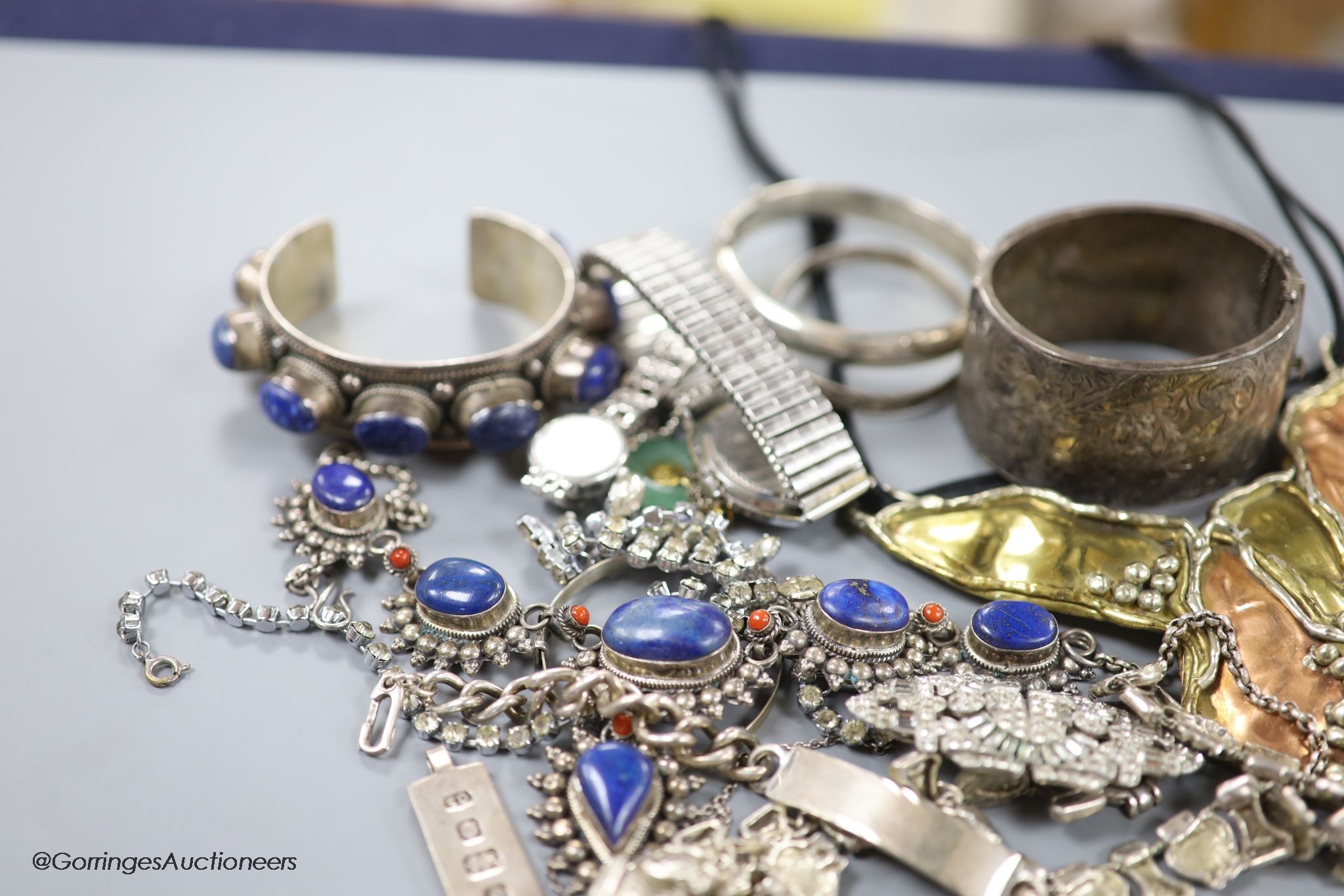 A collection of mixed silver and other costume jewellery. - Image 3 of 4