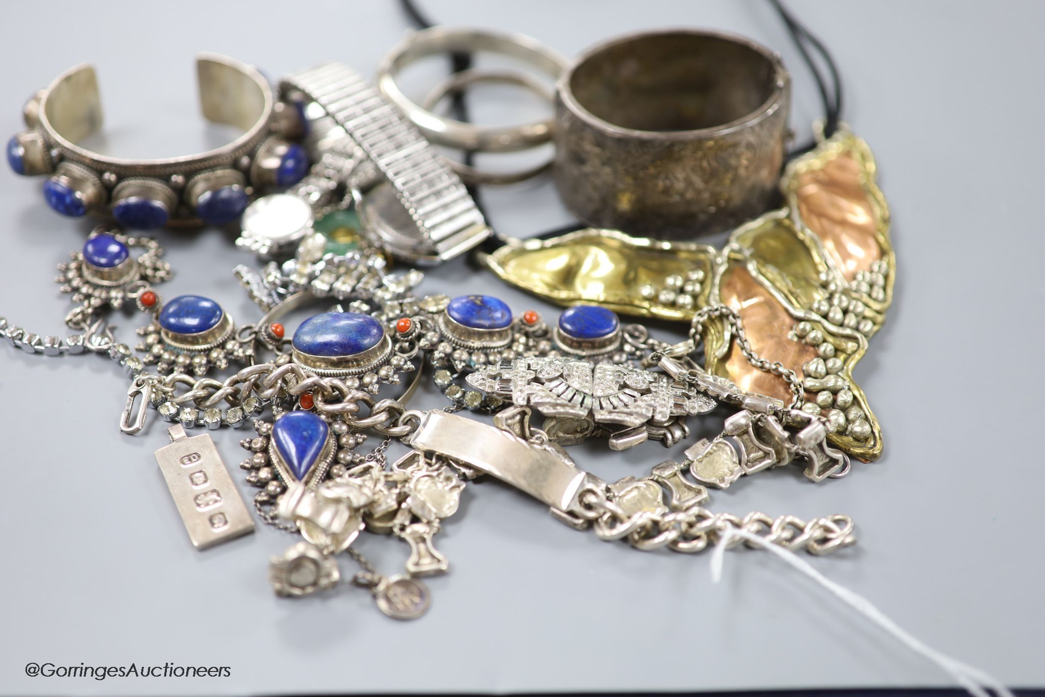 A collection of mixed silver and other costume jewellery. - Image 2 of 4