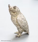 A modern free standing miniature silver model of an owl, C.F.H & Co, London, 1994, height 8cm, 195