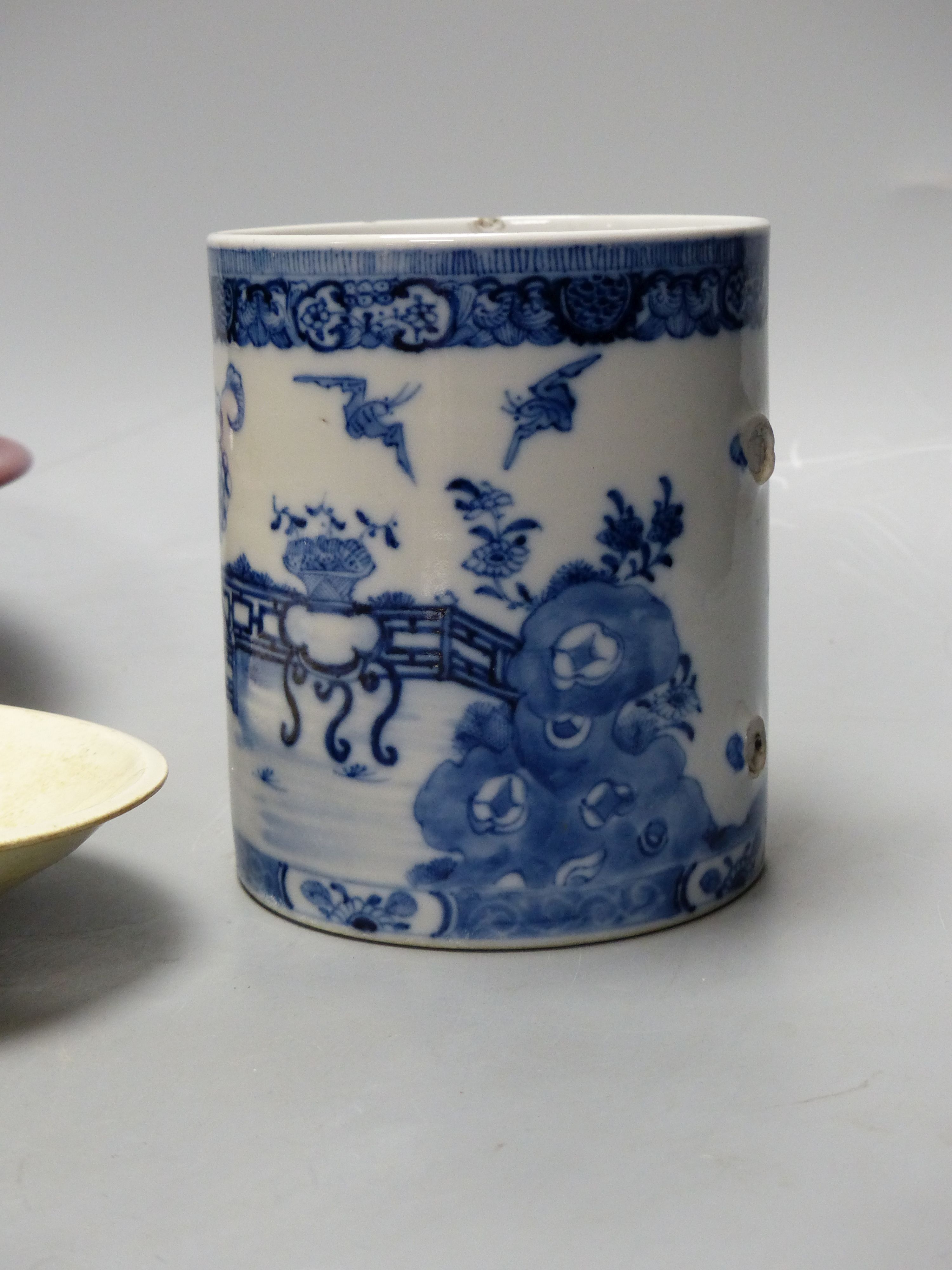 A Chinese blue and white mug, height 13cm, a bowl and a dish, - Bild 5 aus 6