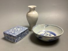 A 17th century Chinese blue and white bowl, 13cm diameter, a 19th century lidded box and a small