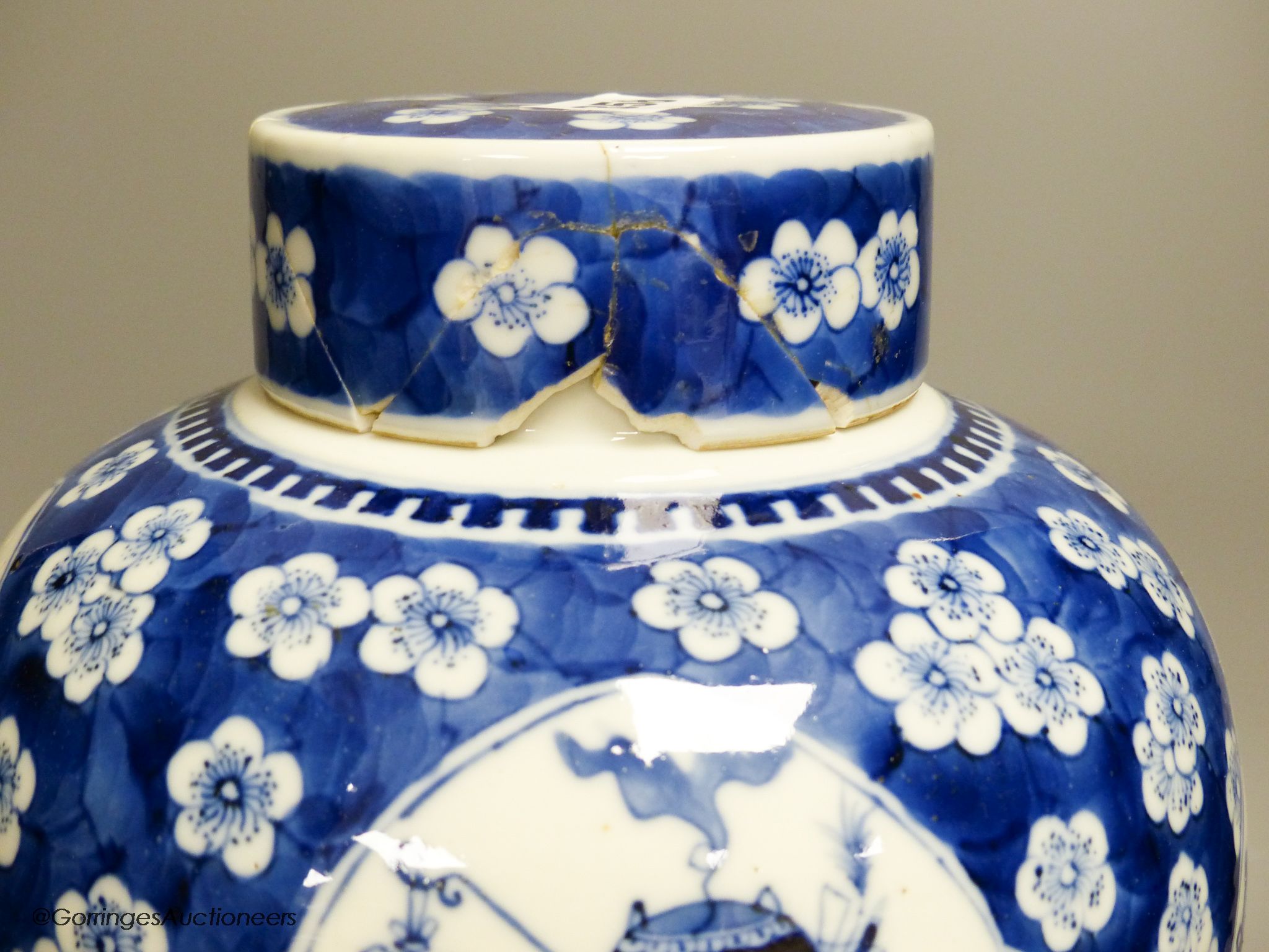 A Chinese blue and white 'Hundred Antiques' jar, Kangxi mark, c.1900 - Image 2 of 6