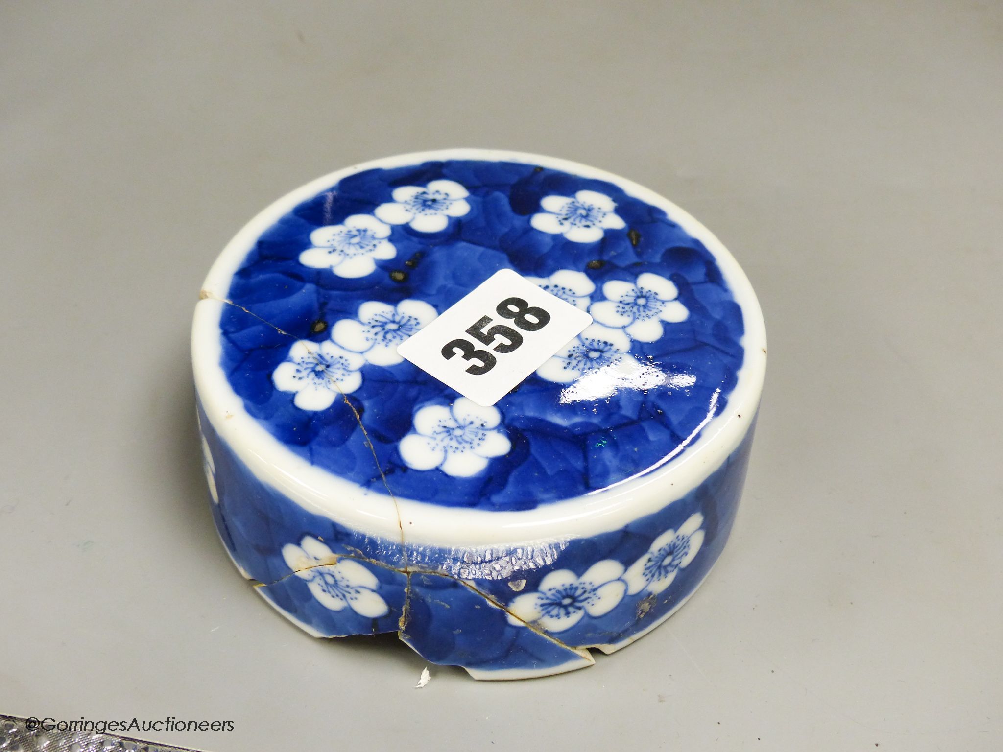 A Chinese blue and white 'Hundred Antiques' jar, Kangxi mark, c.1900 - Image 6 of 6