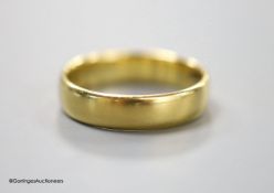 An 18ct gold wedding band, size R/S,5.6g