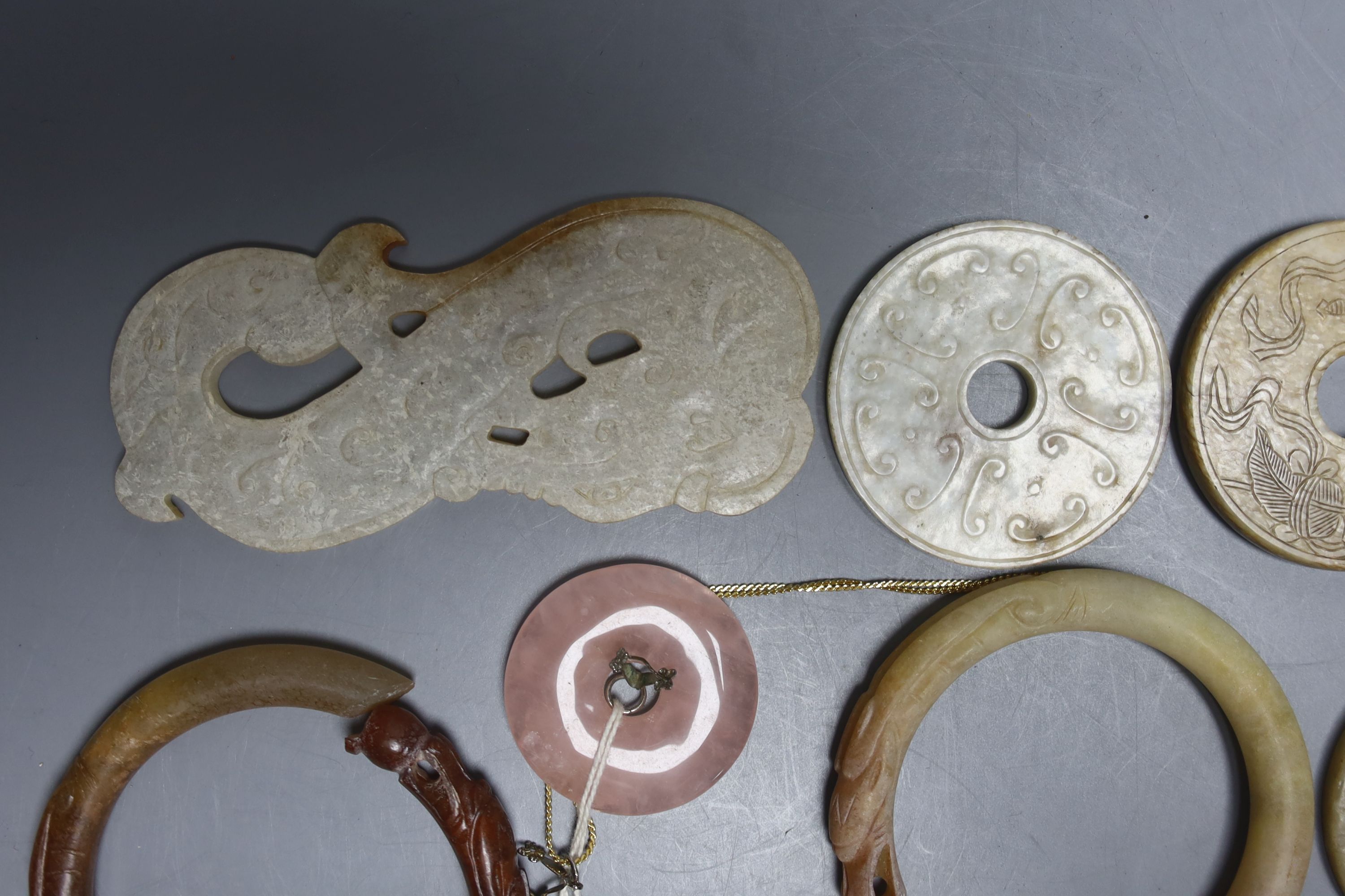 A quantity of assorted Chinese jade bi discs and other hardstone carvings - Image 2 of 5
