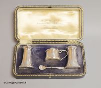 A cased George V silver three piece condiment set, with single spoon, Sheffield, 1922.