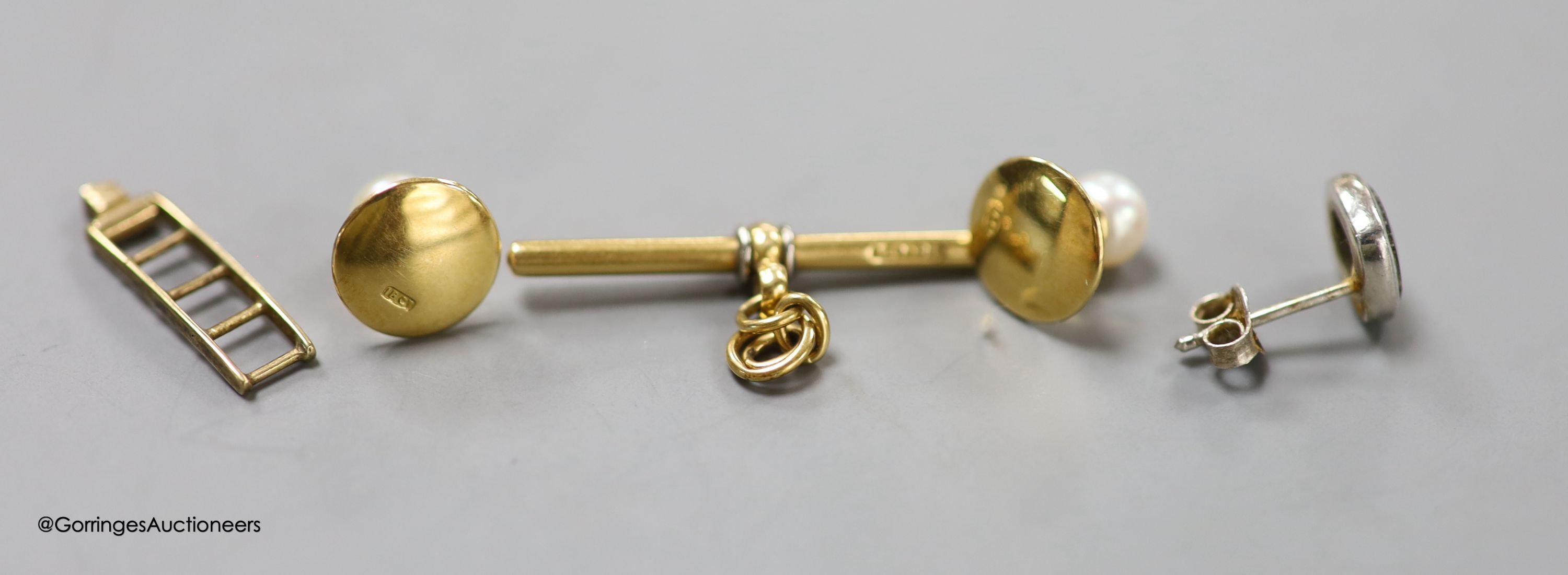 A 18ct & Pt 'T bar', 2.6 grams, a pair of 18ct and cultured pearl set dress studs, gross 2,2 grams, - Image 2 of 2