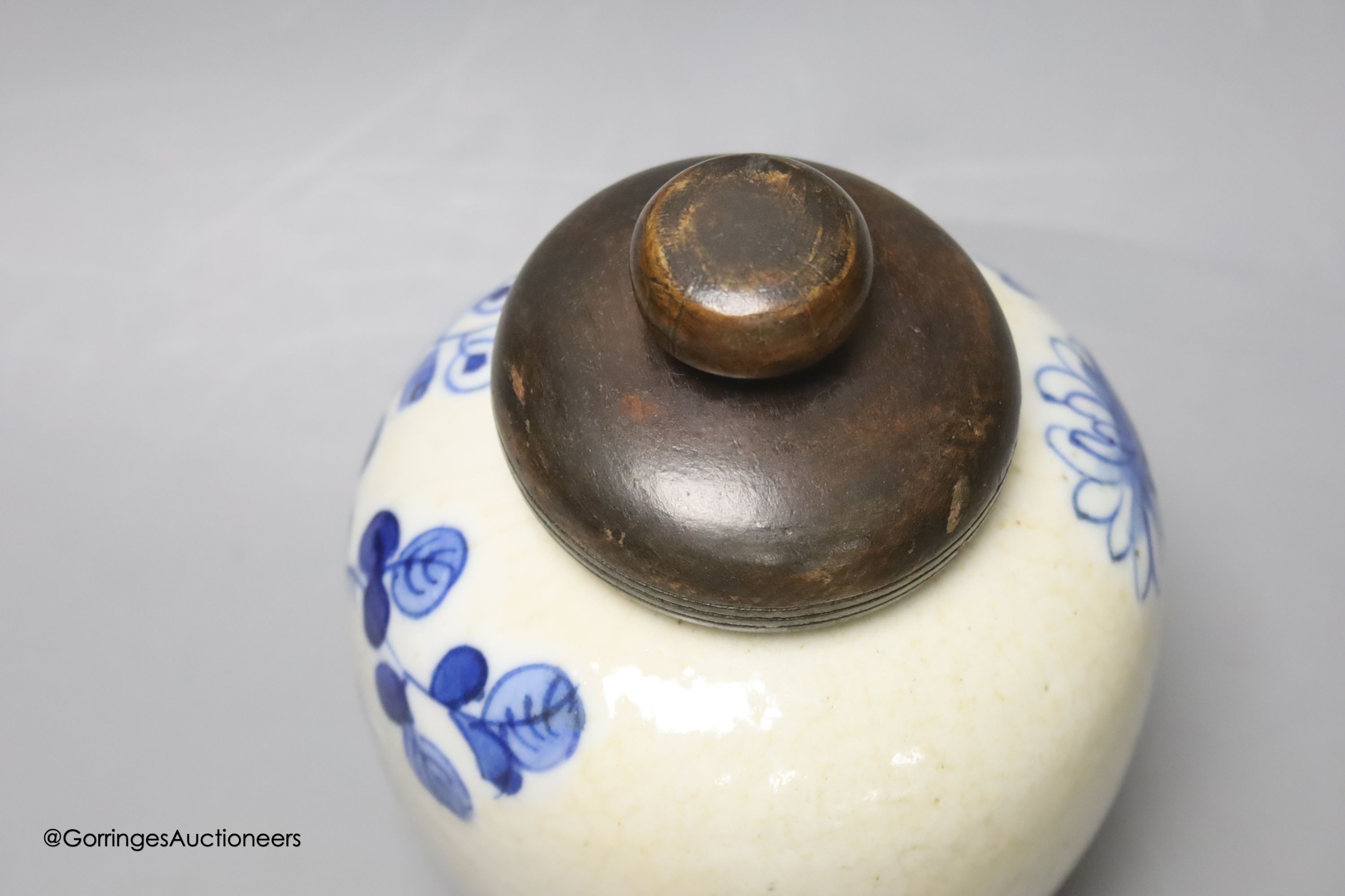 A Chinese blue and white crackle glaze jar and cover, early 20th century, height 12cm excl. cover - Image 3 of 5