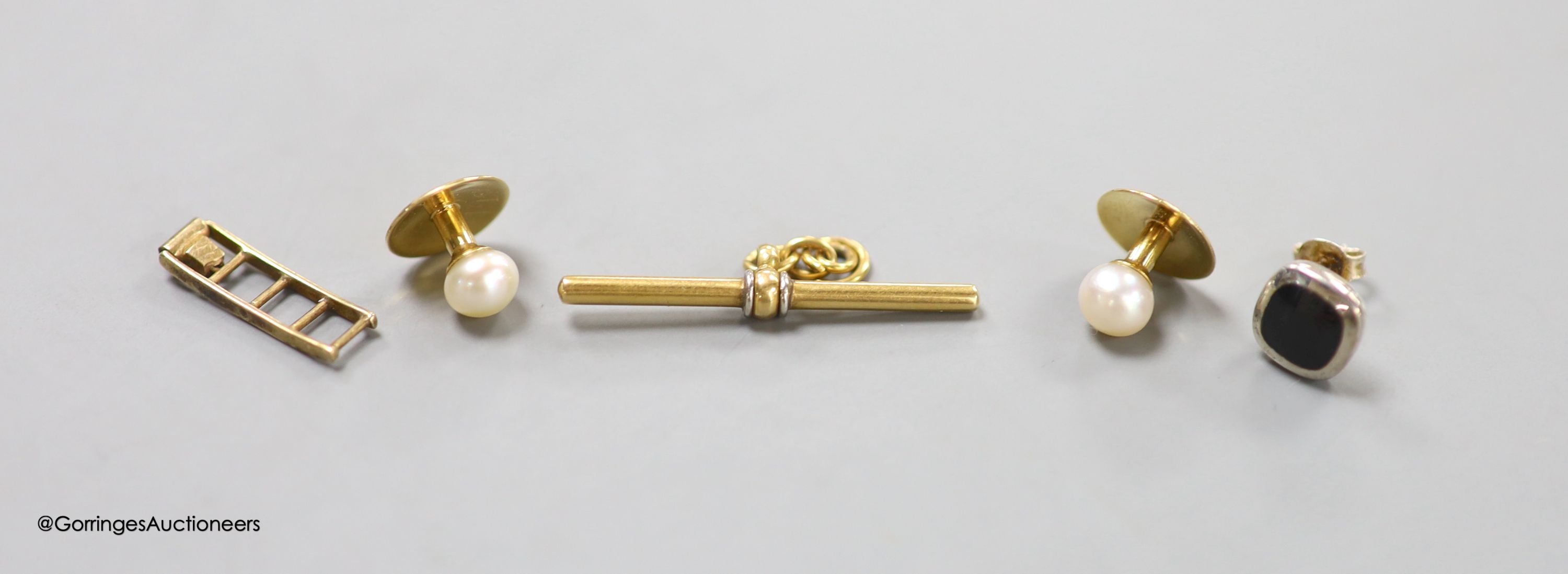 A 18ct & Pt 'T bar', 2.6 grams, a pair of 18ct and cultured pearl set dress studs, gross 2,2 grams,