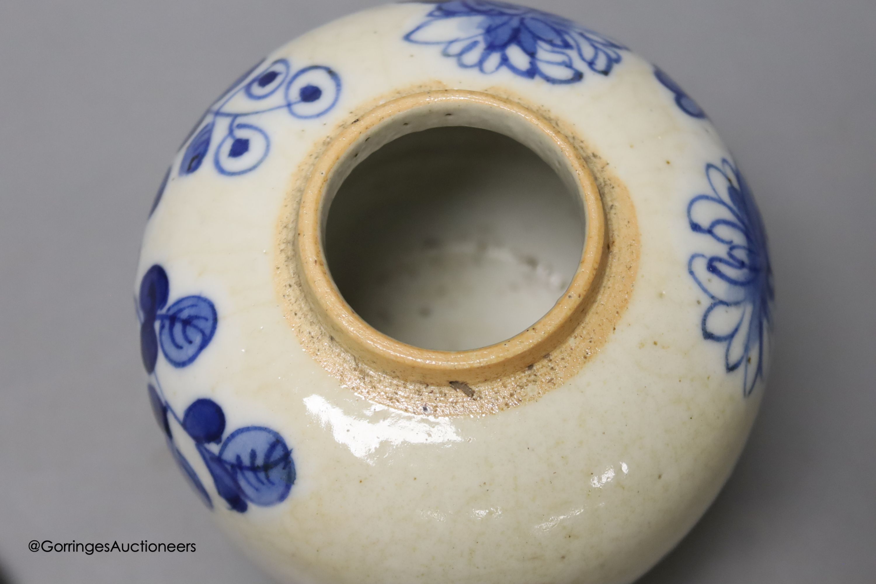 A Chinese blue and white crackle glaze jar and cover, early 20th century, height 12cm excl. cover - Image 4 of 5