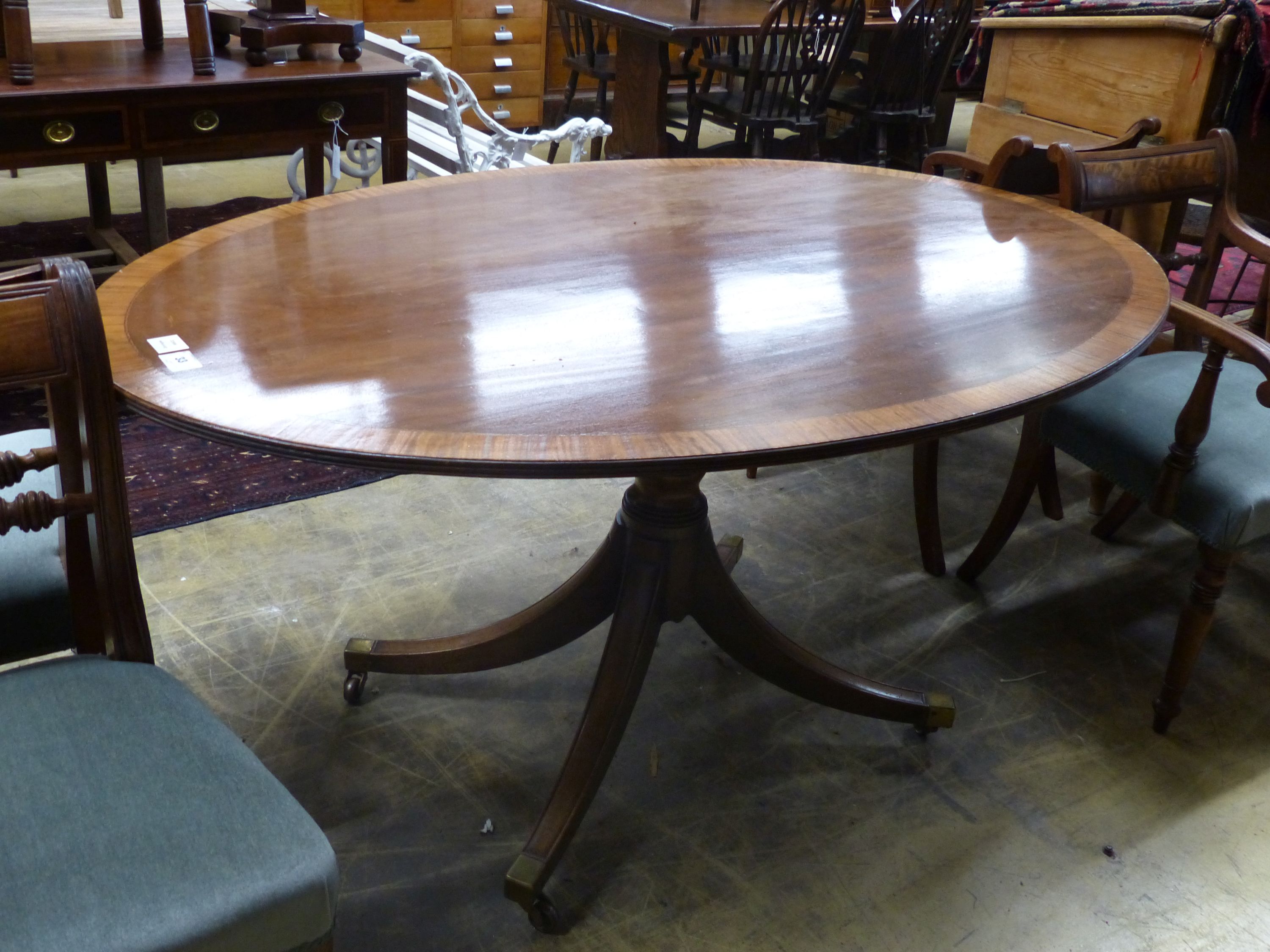 A Regency style oval banded mahogany dining table, length 150cm, depth 103cm, height 76cm - Image 8 of 8