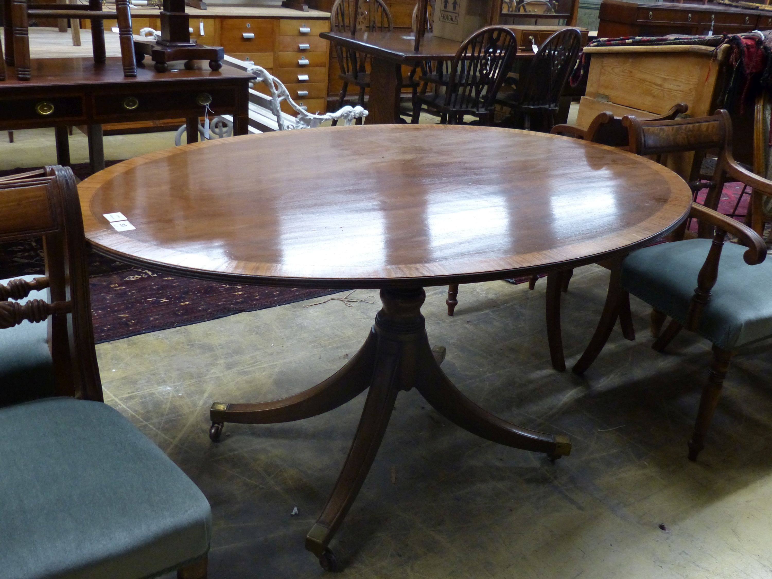 A Regency style oval banded mahogany dining table, length 150cm, depth 103cm, height 76cm - Image 7 of 8