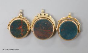 Three assorted late 19th/early 20th century 9ct mounted bloodstone and carnelian set swivelling fob