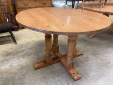 A Victorian style circular pine dining table, diameter 121cm, height 73cm