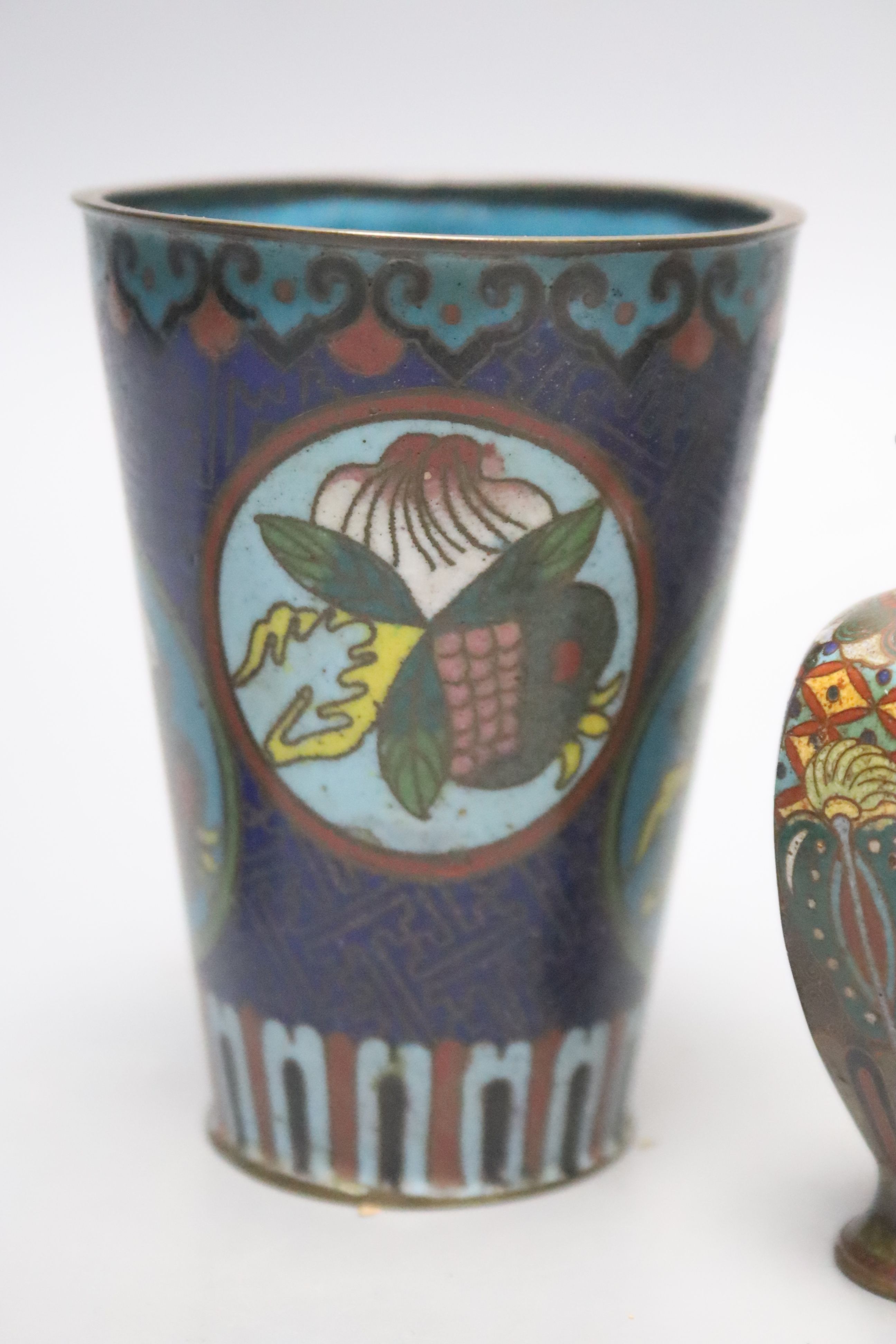 A Chinese cloisonne enamel box & cover, two beakers and four similar Japanese miniature vessels - Image 4 of 6