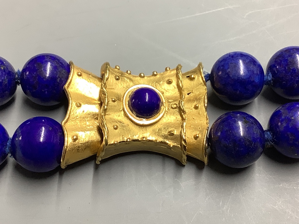 A lapis lazuli necklace with fancy gilt metal clasp, 42cm. - Image 3 of 3