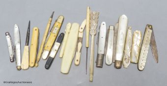 A group of silver and steel bladed pocket folding knives and a fork