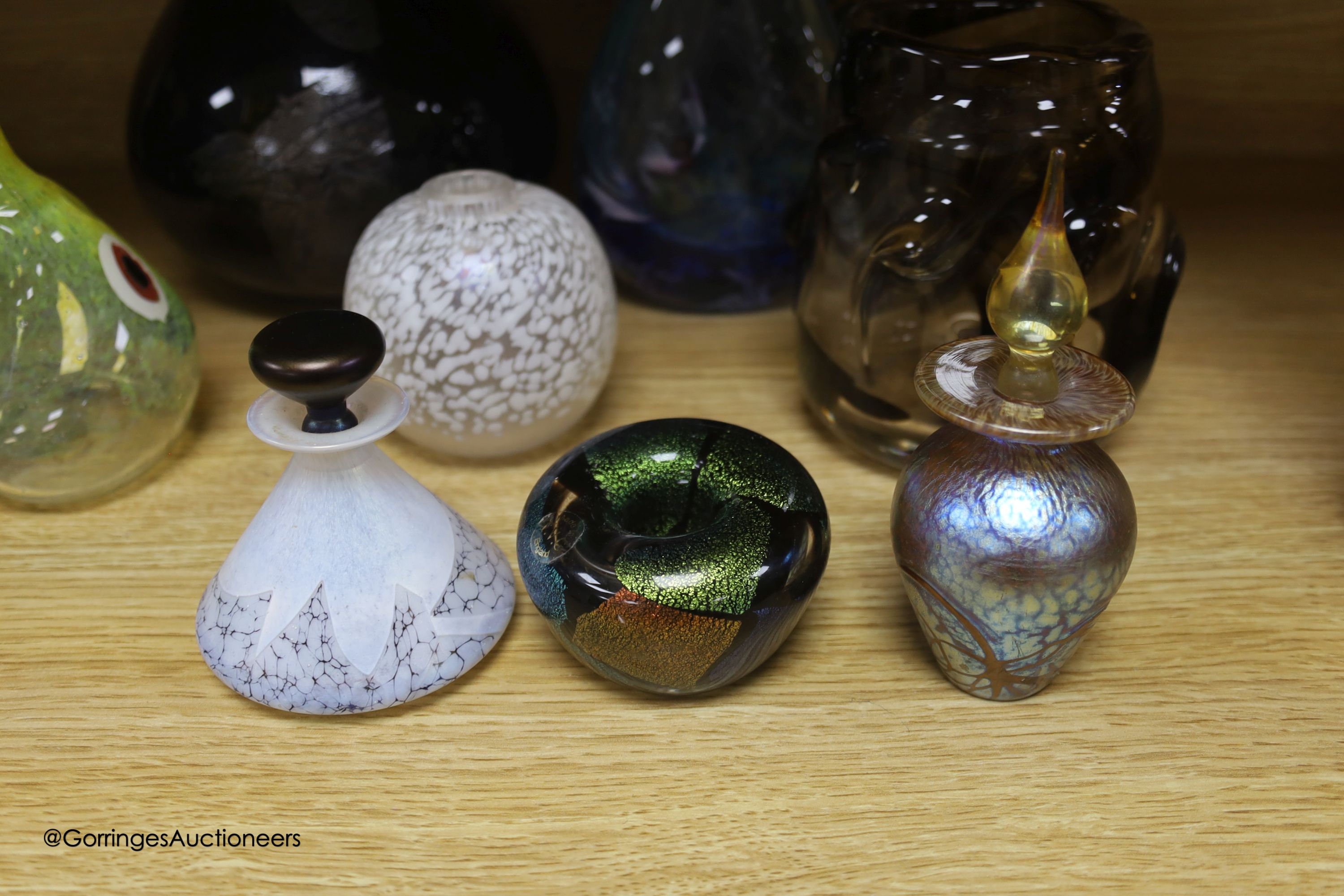 A collection of mixed studio glass - Image 4 of 7