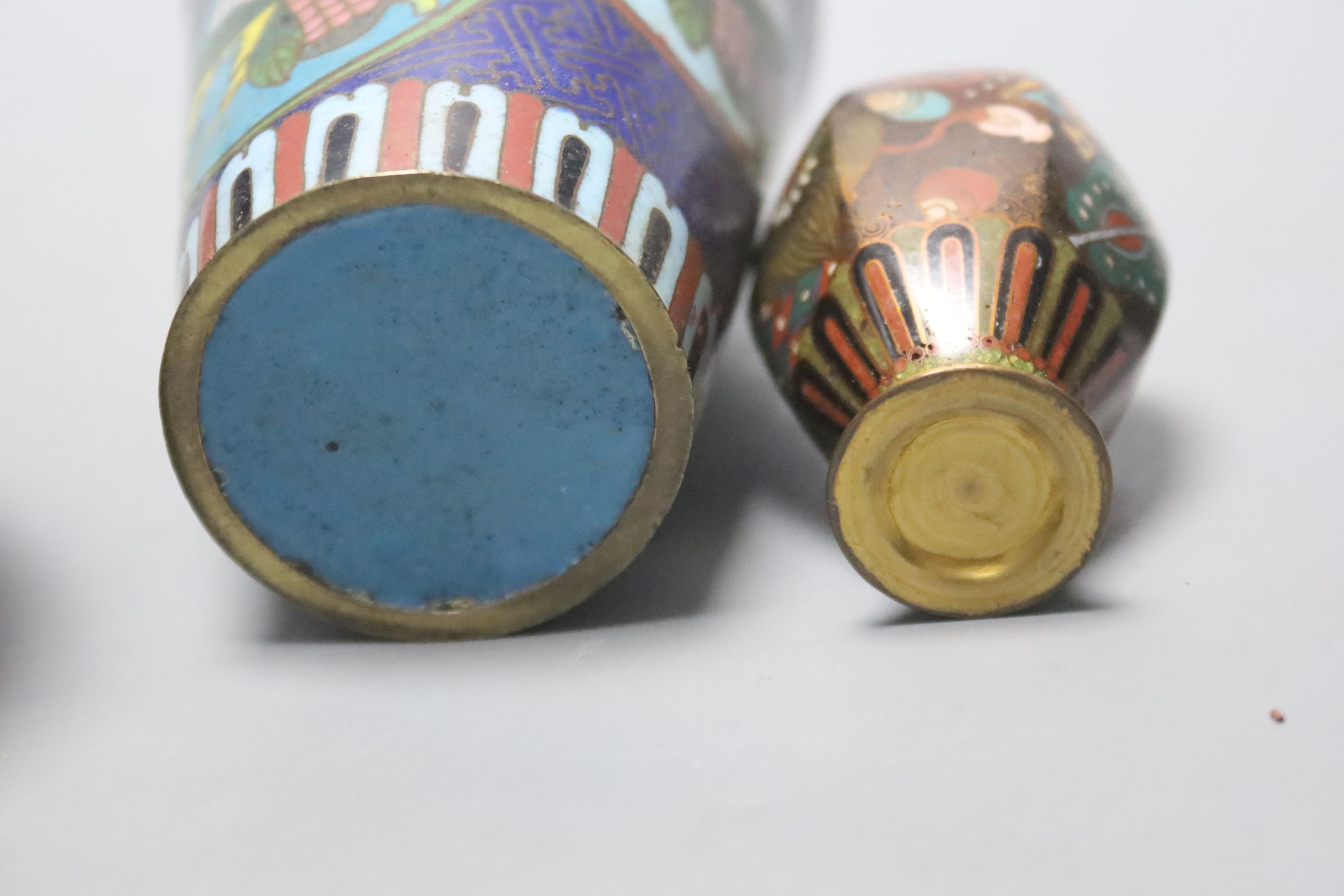 A Chinese cloisonne enamel box & cover, two beakers and four similar Japanese miniature vessels - Image 6 of 6