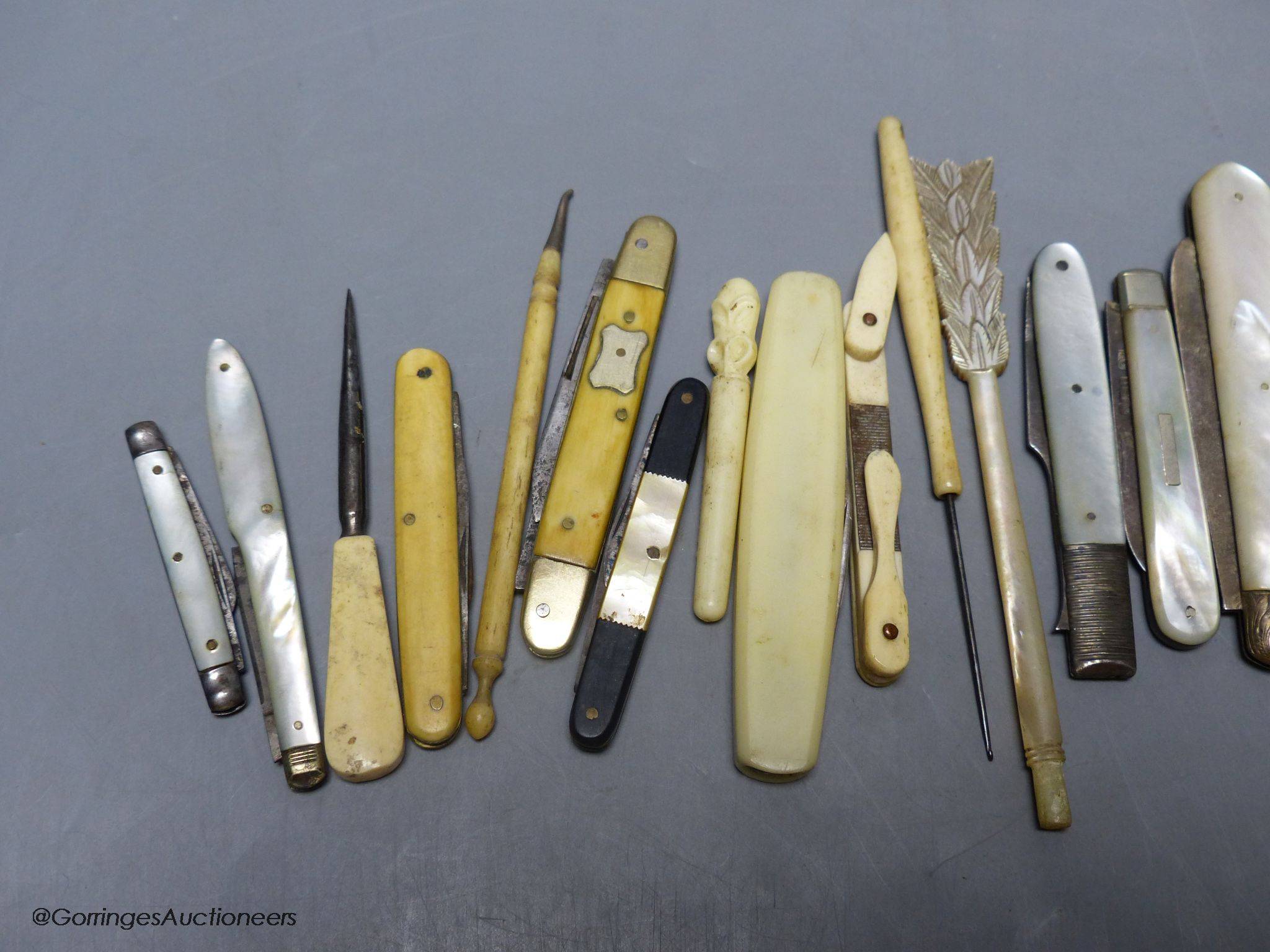 A group of silver and steel bladed pocket folding knives and a fork - Image 3 of 4