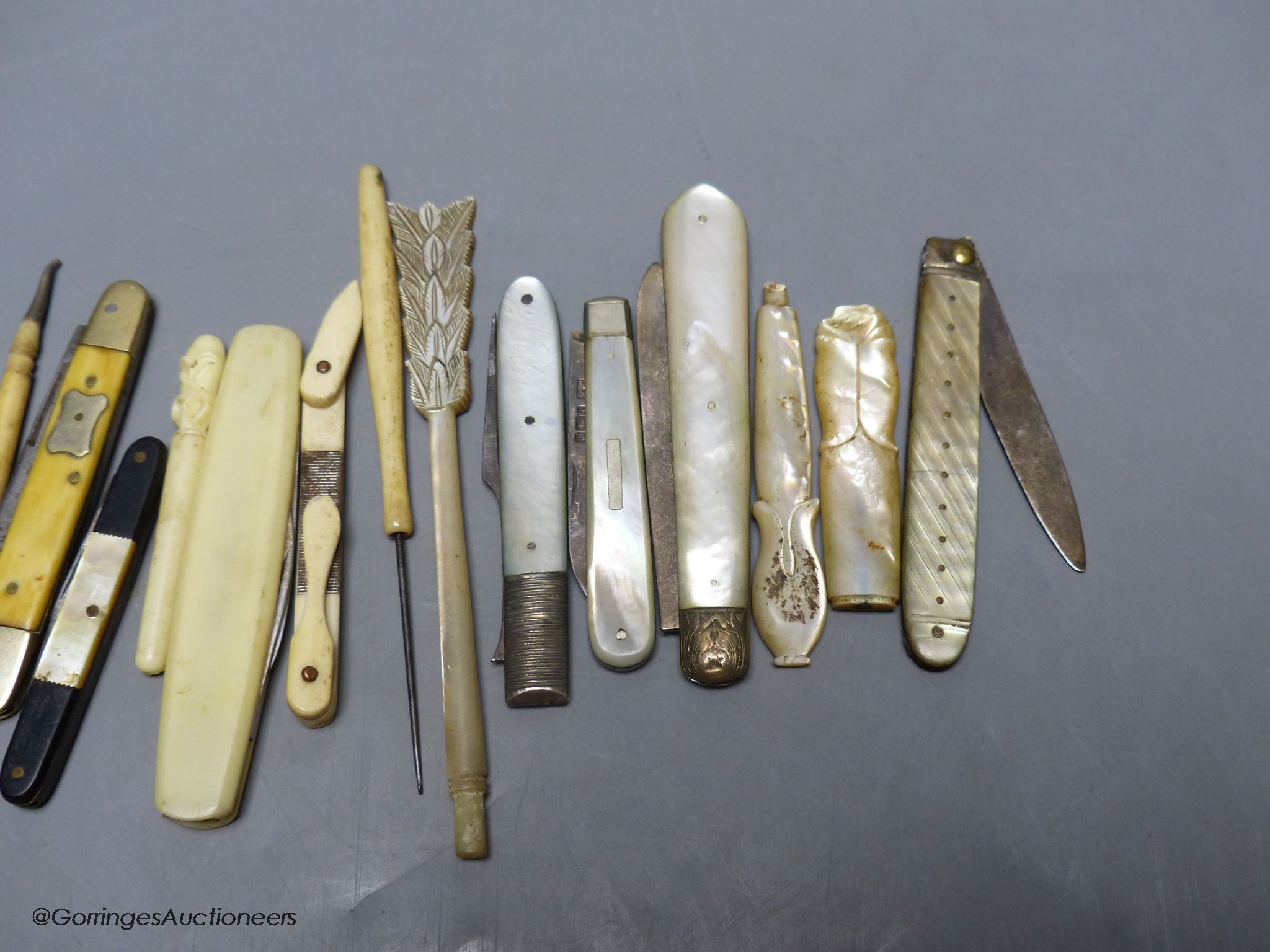 A group of silver and steel bladed pocket folding knives and a fork - Image 4 of 4