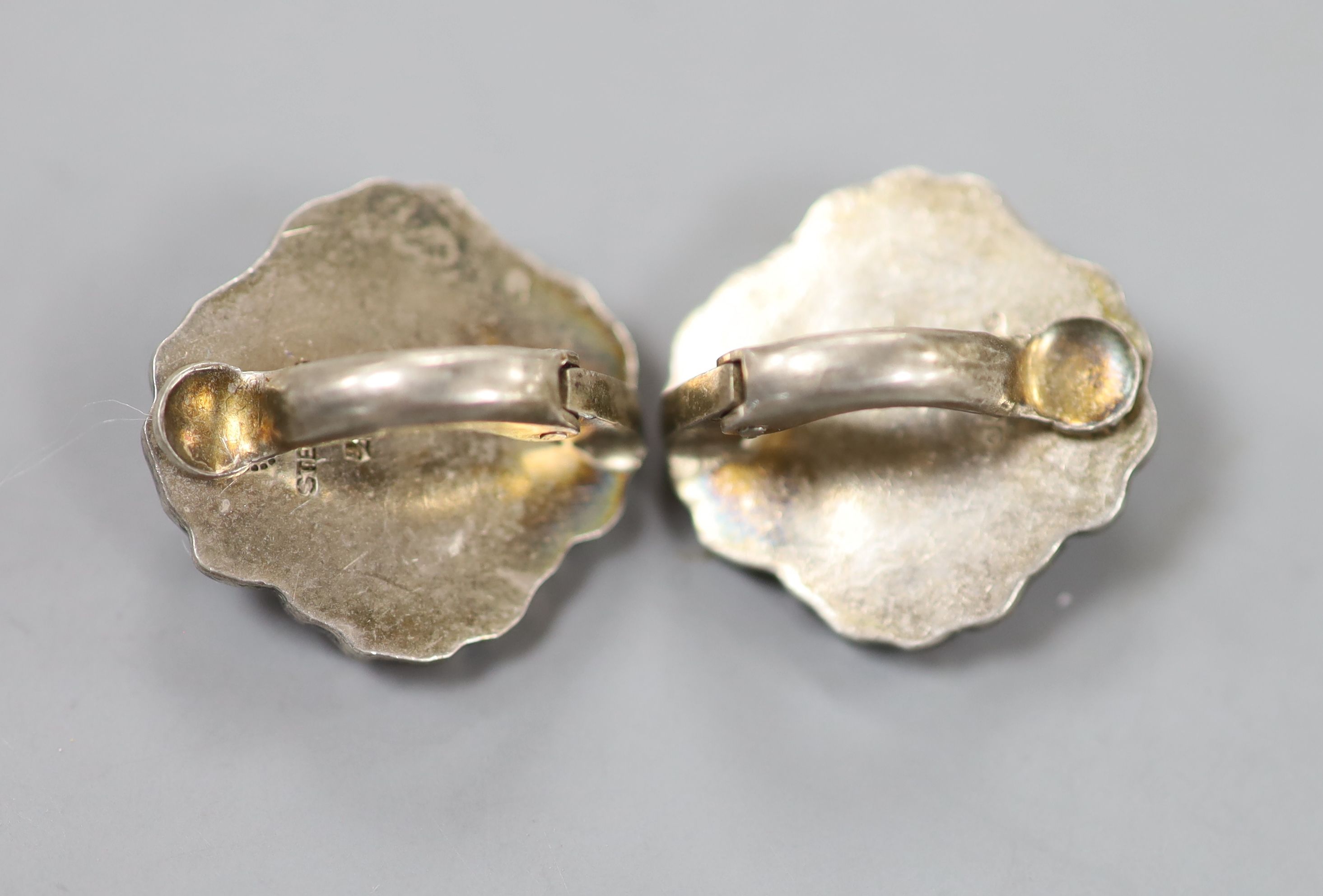 A pair of Georg Jensen 925 flower head ear clips, design no. 49, 18m, 7.6 grams. - Image 2 of 2