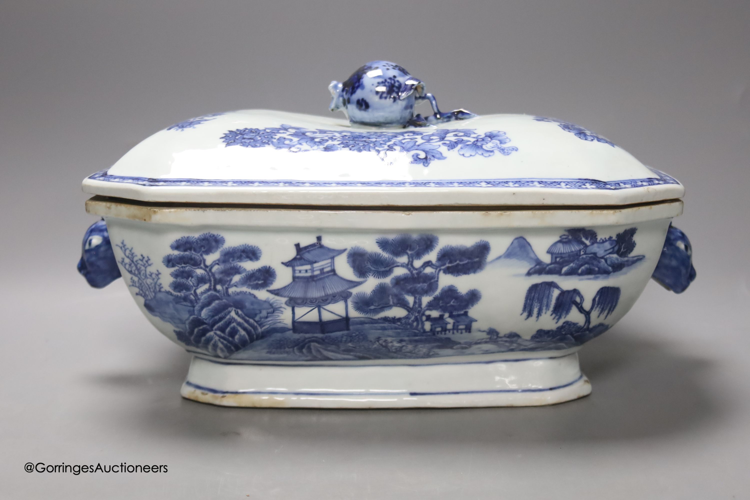 Two 18th century Chinese export blue and white lidded tureens, one lacking cover, 34cm - Image 3 of 4