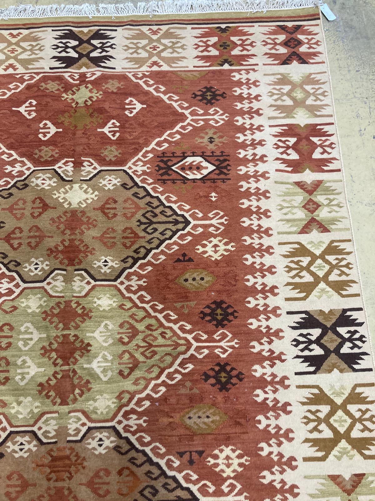 A geometric Kilim rug, 240 x 167cm - Image 4 of 4