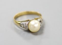 A modern yellow metal, cultured pearl and gem set ring, size O, gross weight 3.3 grams,pearl
