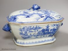 A Chinese export blue and white tureen, lotus handles, 24cm