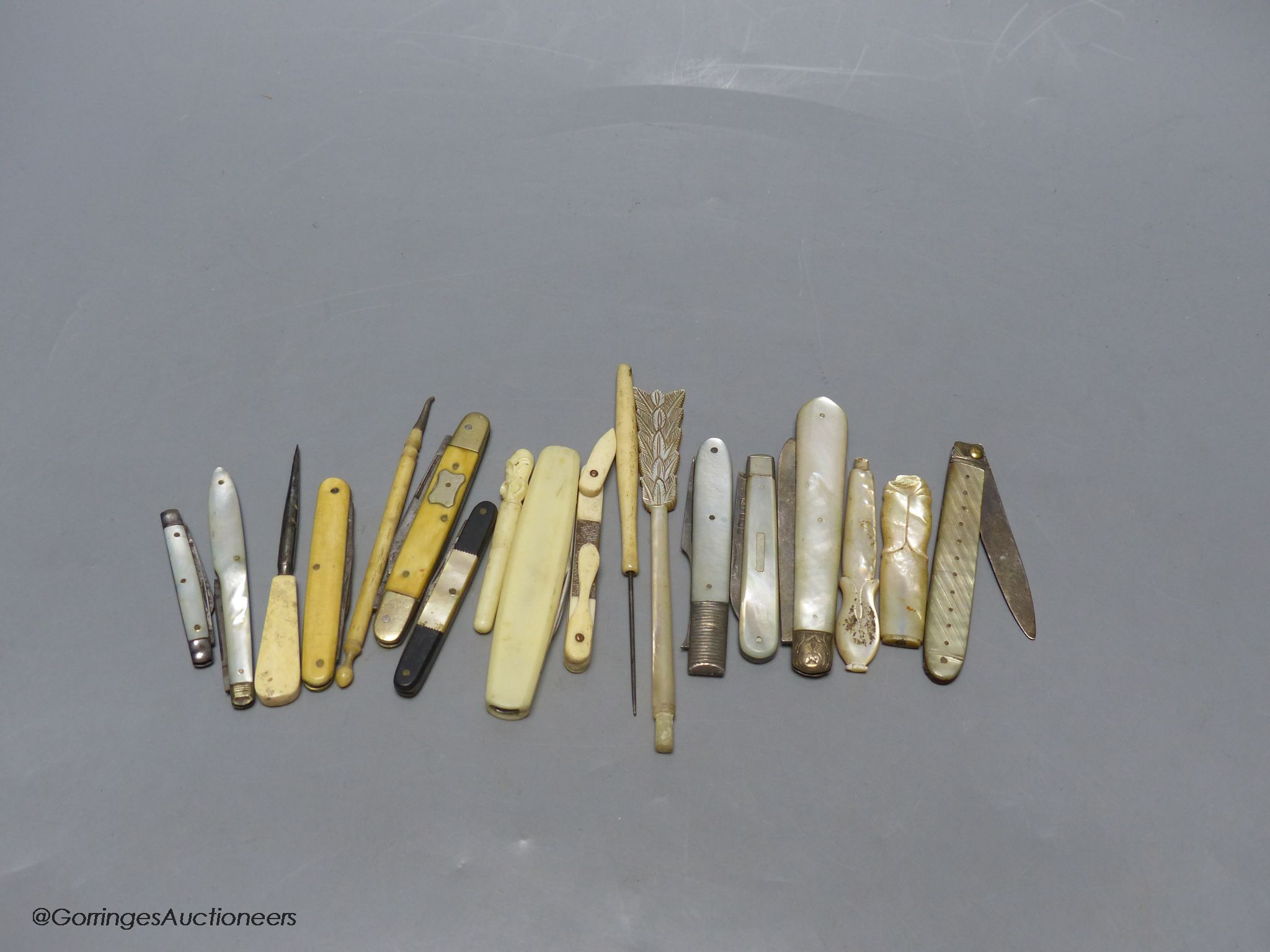 A group of silver and steel bladed pocket folding knives and a fork - Image 2 of 4