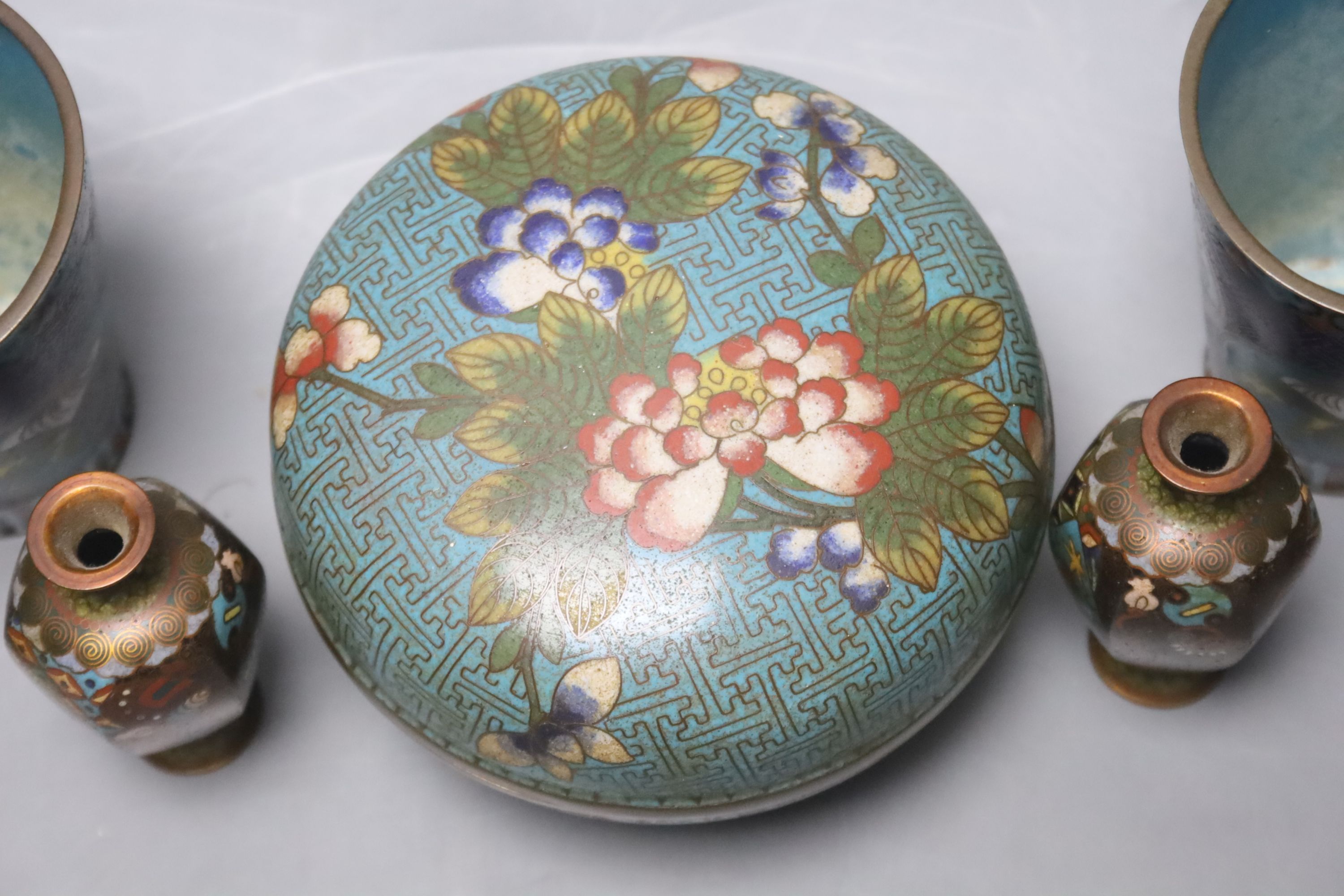A Chinese cloisonne enamel box & cover, two beakers and four similar Japanese miniature vessels - Image 3 of 6