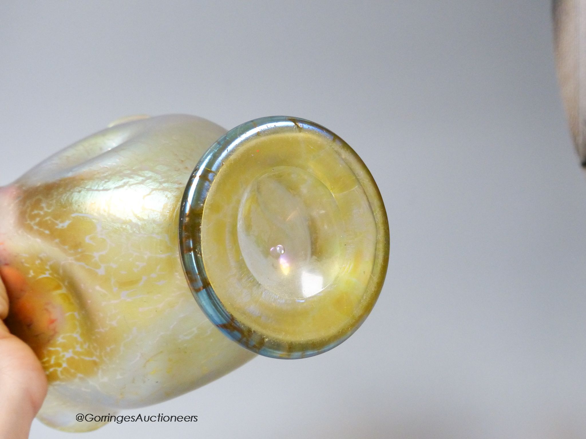 A Loetz type lemon ground iridescent glass vase, 16cn - Image 4 of 4