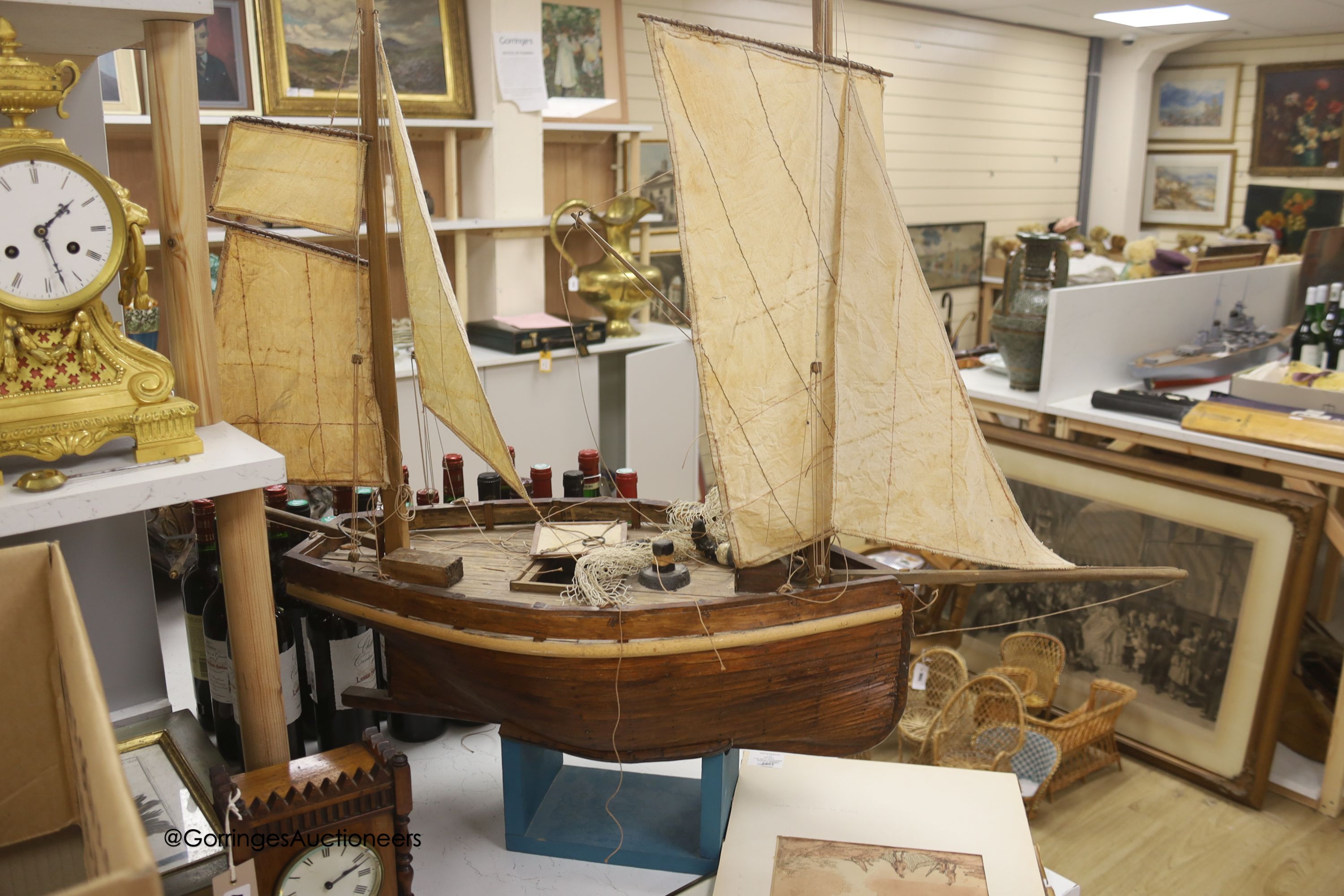 A clinker-built wood sailing boat model, hull 64cm - Image 4 of 4
