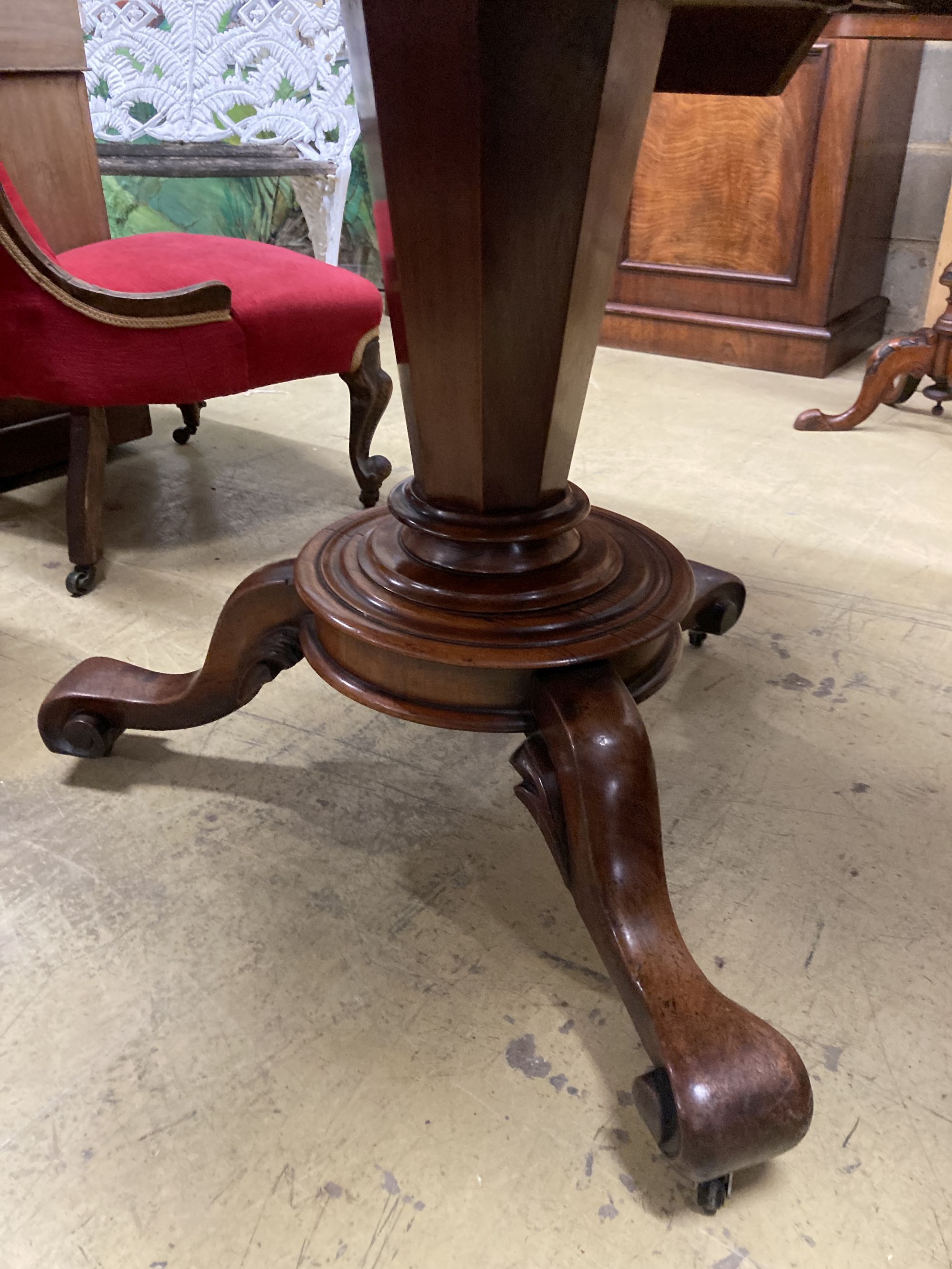 A Victorian mahogany oval centre table, width 120cm, depth 90cm, height 74cm - Image 3 of 5