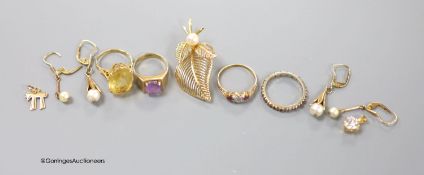 Minor jewellery including three 9ct gold and gem set dress rings, gross 9.6 grams, a 14k and