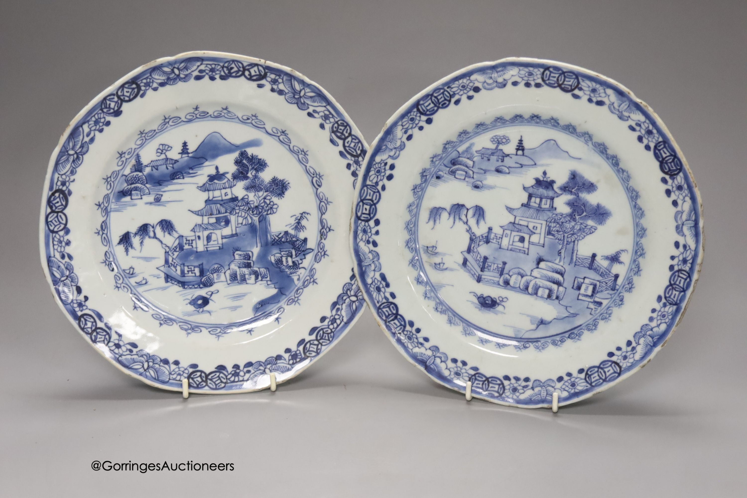 A pair of 18th century Chinese Export blue and white plates, diameter 23cmDia 23cm