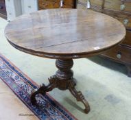 A Continental circular oak tea table, diameter 93cm, height 76cm