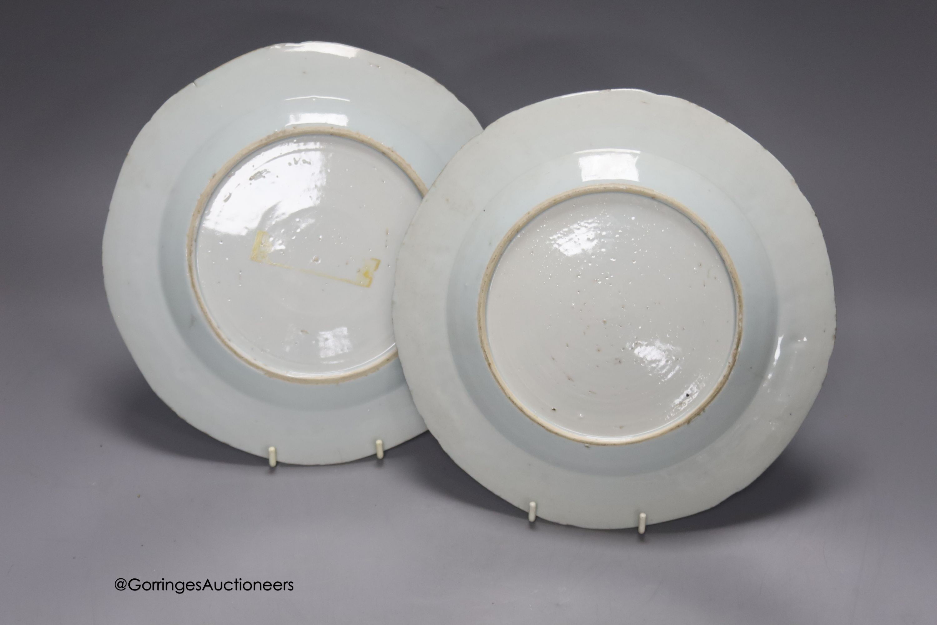 A pair of 18th century Chinese Export blue and white plates, diameter 23cmDia 23cm - Image 2 of 2